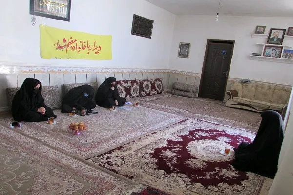 دیدار خواهران بسیجی هیرمند با خانواده شهید نصیر مرعشی