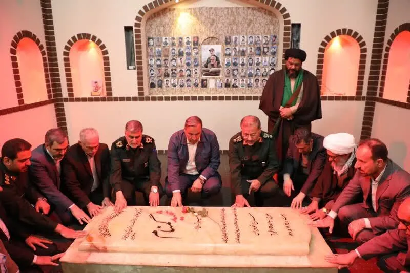 ادای احترام رئیس سازمان بسیج مستضعفین به مقام شامخ شهید گمنام در یادمان شهدای قلاویزان