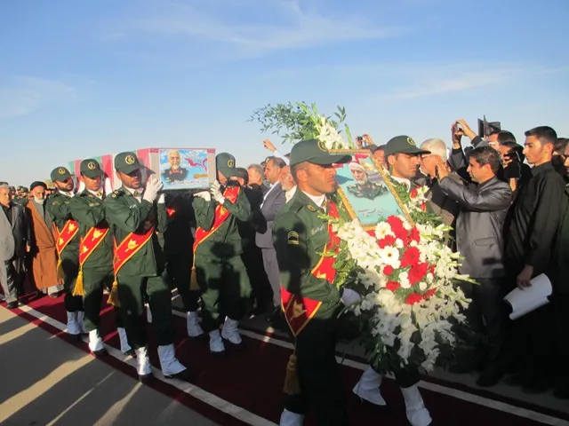 استقبال از سردار شهید حسین همدانی در فرودگاه همدان