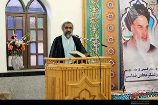 گلزار شهدای بوشهر به مناسبت روز پاسدار غبارروبی شد