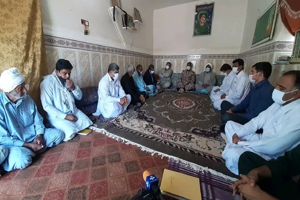 دیدار مسئولین شهرستان دلگان با خانواده شهید نبی بخش بامری