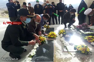 غبارروبی و عطرافشانی مزار شهدا در تپه نورالشهدا تویسرکان