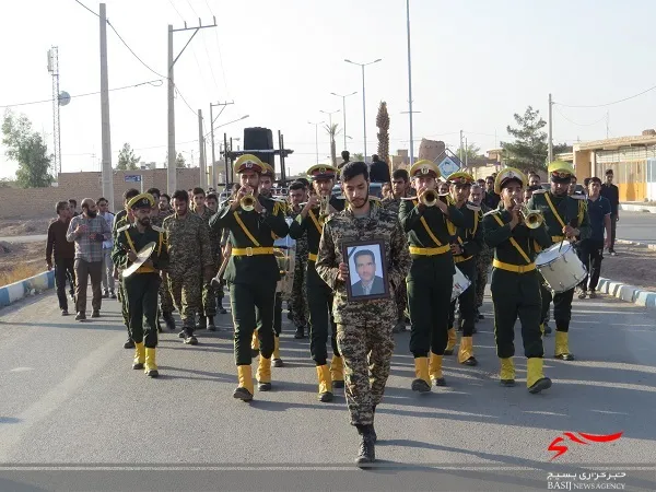 وداع رزمندگان لشکر ۱۴امام حسین(ع) با پیکر مرحوم شادروان حسین ظهیری