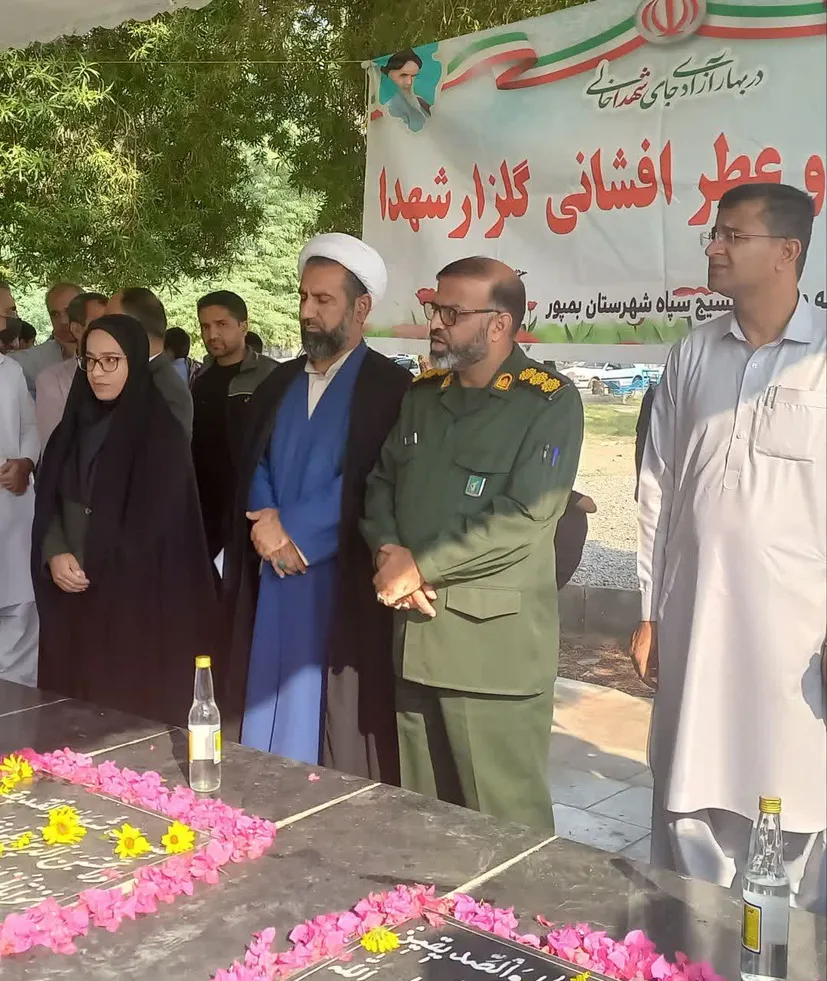 غبارروبی مزار شهدای گمنام بمناسبت هفته بسیج دانش آموزی در بمپور برگزار شد 