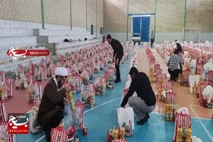 اولین رزمایش کمک مومنانه سروستان در سال 1402 با توزیع 700 بسته معیشتی در بین اقشار نیازمند برگزار شد
