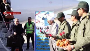 اهداء گل به مسافران پرواز یزد