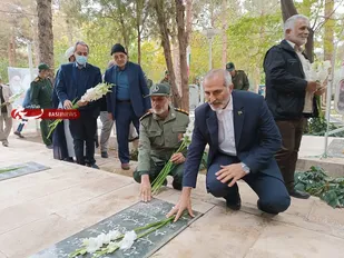 غبار روبی گلزار شهدا در شاهین شهر