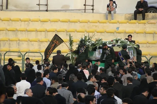 دور افتخار پیکر مطهر شهید «شمسی‌پور» در ورزشگاه قدس