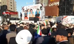 بدرقه با شکوه شهیدان "دانیال رضا زاده" و "حسین زینال&zwnj;زاده"  توسط مردم مشهد