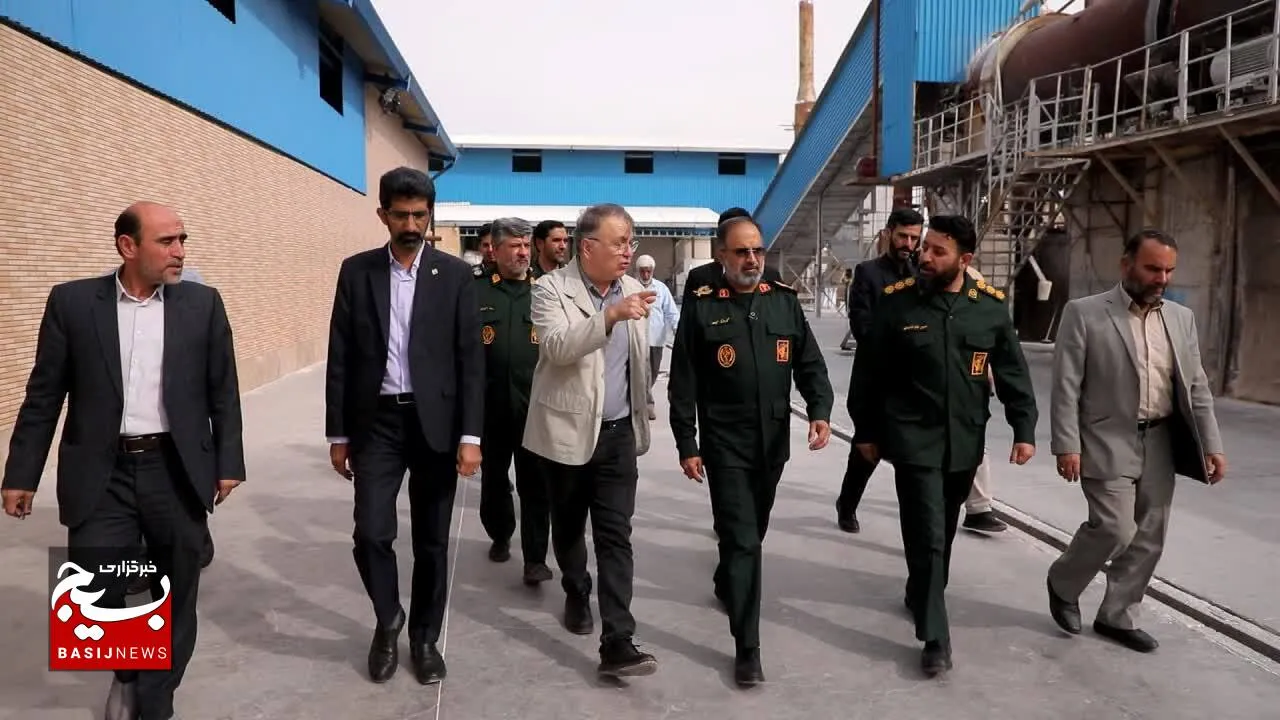 بازدید فرمانده سپاه قم از ۲ واحد صنعتی در شهرک محمودآباد