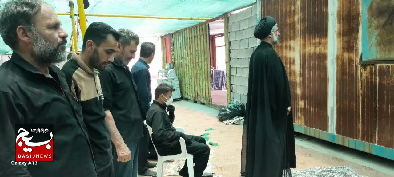 اقامه نماز جماعت در موکب انصارالولایه شهدای رغیوه