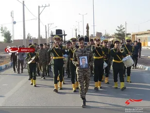 وداع رزمندگان لشکر ۱۴امام حسین(ع) با پیکر مرحوم شادروان حسین ظهیری