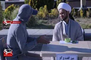 برپایی میز گفتگو و مشاوره توسط طلاب جهادی در میدان امام خمینی(ره) همدان