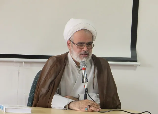امروز برخی زیر پرچم اسلام آب به آسیاب دشمن می‌ریزند