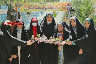 تجلیل از دختران شاهرودی با اهدا گل در امکان عمومی+ تصاویر