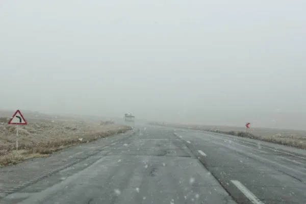 آغاز بارش برف در محورهای استان همدان/ آمادگی کامل ۵۶۳ نفر نیروی راهدار