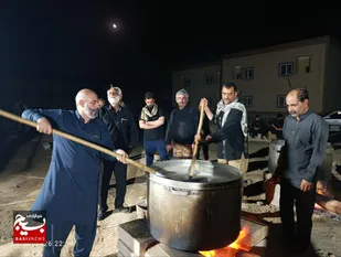 آیین پخت حلیم نذری اربعین با حضور آحاد مردم شیعه و سنی در سراوان برگزار شد