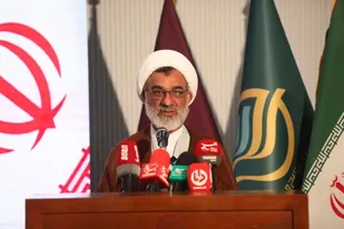باید دست تک تک هنرمندانی که ارزش&zwnj;های ایرانی را با هنرشان به تصویر می&zwnj;کشند، بوسید