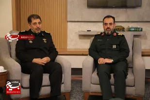 دیدار فرمانده سپاه قدس گیلان با فرمانده منطقه چهارم دریایی امام رضا(ع) نیروی دریایی ارتش در انزلی