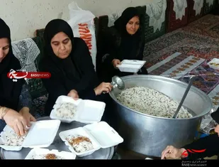 پخت غذا برای زائران اربعین به&zwnj;همت خواهران بسیجی اسدآباد