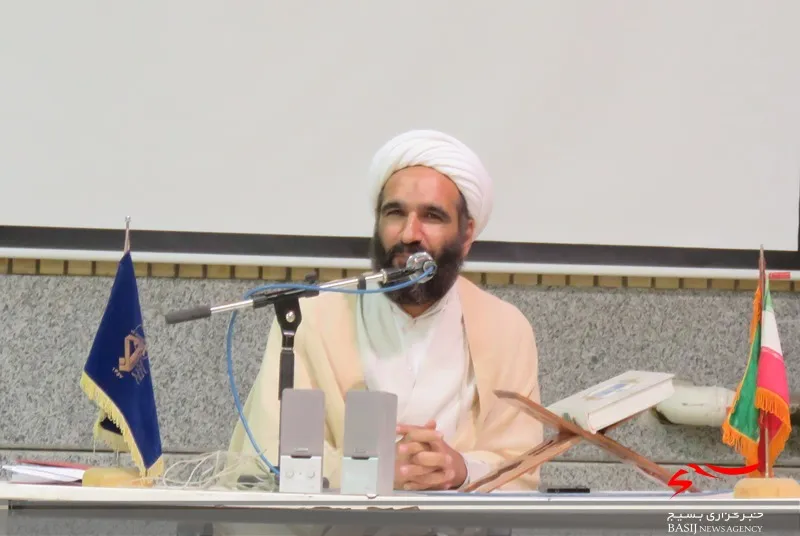 علم و آگاهی به عمل نیک آدمی ارزش می دهد.