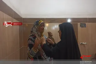اهدا گیره و روسرس به زائران پاکستانی خواهر در زاهدان
