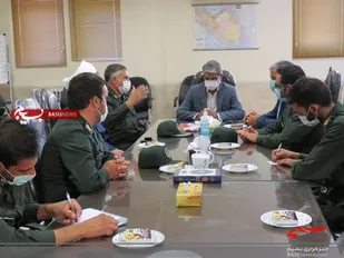 تجلیل فرمانده ناحیه خوروبیابانک از فرماندار شهرستان بمناسبت هفته دولت