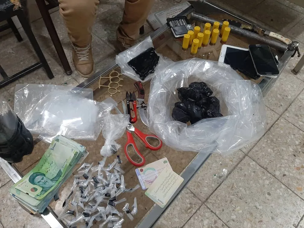 دستگیری فروشنده معروف مواد مخدر همراه با700گرم تریاک وتعدادی فشنگ جنگی کلت کمری وسلاح وینچستر در شهرک شهید رجایی