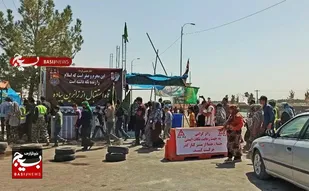 میزبانی از زائران پیاده امام مهربانی ها در موکب رزمندگان گردان دهم امام حسین علیه السلام چناران+فیلم
