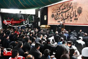 مدیحه سرایی مداحان بسیجی در مجالس عزای امام حسین(ع)