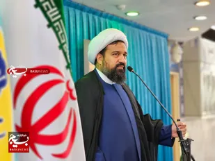 کسی که منافع خود را به منافع ملت ترجیح دهد، در صف دشمن قرار دارد