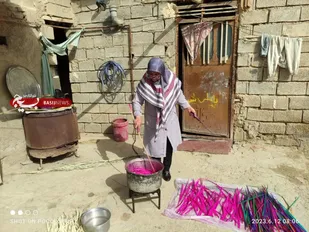 آموزش رنگ آمیزی پیشه نخل برای حصیربافی در روستاها به همت کانون بسیج هنرمندان شادگان
