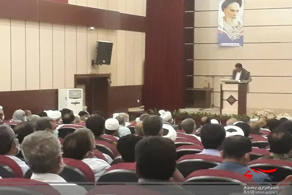 از خانواده شهدا ,جانبازان,وآزادگان درشهرستان خاش تجلیل بعمل آمد.