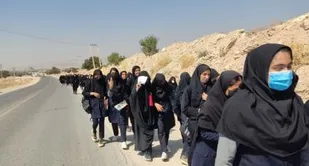 راهپیمایی دختران انقلابی در روستای منجر مویی