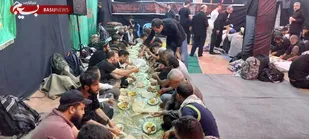خدمات رسانی موکب قتیل العبرات استان زنجان برای زائران اربعین/پخت و توزیع روزانه ۵۰۰ پرس غذای گرم در کربلا