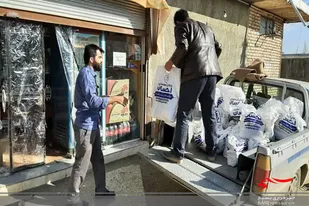 توزیع بسته&zwnj;های معیشتی در روستاهای همدان