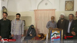 تجلیل از خانواده روحانی شهید" سیدمجتبی سادات" و شهید " حسن سلیمانی اشتهاردی" با اهدای هدیه ی رهبری