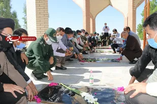 عطرافشانی گلزار شهدا در نخستین روز از هفته دفاع مقدس در ارزوئیه