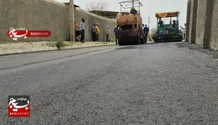 اجرای آسفالت معابر روستای سعدآباد به همت بسیج سازندگی سپاه استان قم