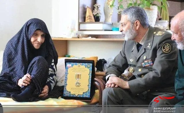 اهدای نشان فداکاری ارتش به مادر معزز شهیدان امینی بیات