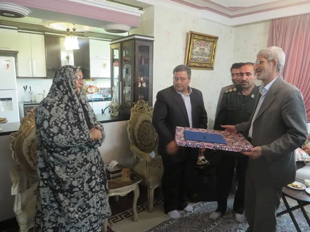 دیدار جمعی از مسئولان با خانواده شهید «محمد اقبال احمدی» در ملایر