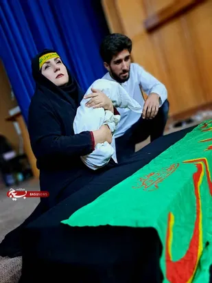 آغاز اجرای گروه نمایشی سرو سَهی در یاسوج/ جوانانی که برای زنده نگه داشتن یاد و خاطره شهدا به روی صحنه می روند + ( تصاویر)