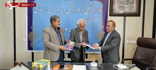 بوسه مدیرکل بر دستان معلم/ اهدای کتاب های معلم پیشکسوت کهگیلویه و بویراحمدی به مدیرکل آموزش و پرورش