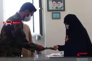 توزیع بسته&zwnj;های فرهنگی توسط بسیجیان پایگاه محدثه در بهار
