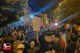 میدان&zwnj; داری مردم اسدآباد با پرچم ایران در شب هشتادویکم