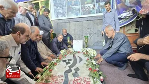 رونمایی از سنگ مزار جدید سپهبد شهید غلامعلی رشید و فرزند شهیدش در حرم مطهر حضرت سبزقبا(ع)