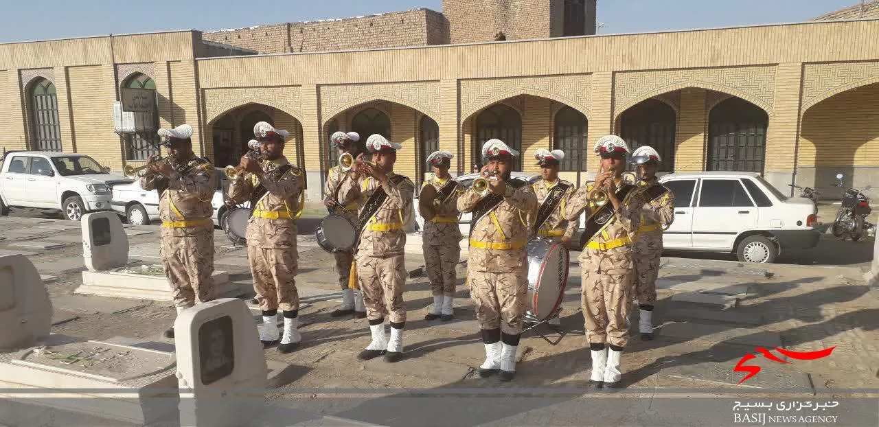 غبارروبی مزار شهدا توسط رزمندگان لشکر 17 علی بن ابیطالب(ع)