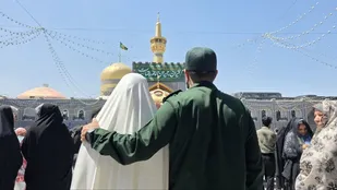 پاسدار جوان مشهدی با لباس رسمی در حرم رضوی مراسم عقد خود را ثبت کرد