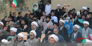 تجمع اعتراضی جمعی از طلاب سمنان در محکومیت هتک حرمت مقدسات