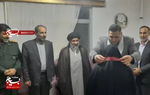 قهرمان سنگین وزن کشتی فرنگی جهان مدال طلایش را به مادر بسیجی شهید مدافع امنیت اهدا کرد